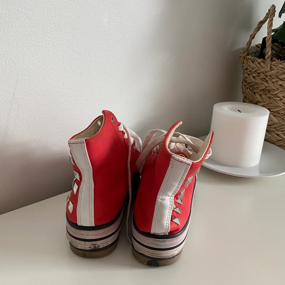 Röda snygga converse-liknande skor med nitar! Lite slitningar där fram, ses på bild 2☺️ annars i bra skick! Storlek 37. Skor.