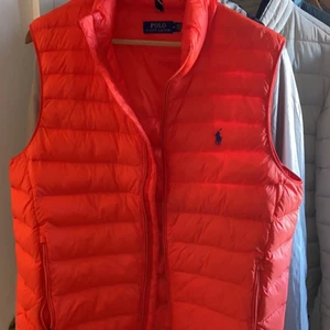 RALPH LAUREN VÄST  - Inte användts så mycket, skick 9/10. Storlek M herr. Ny pris 2000. 