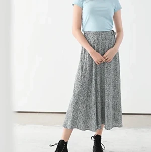 & other stories kjol - Superfin blommig omlottkjol från other stories. Använd fåtal gånger så inga defekter och ser som ny ut. Fraktar sportbart. 💜💜