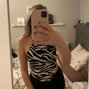 Zebramönstrad topp  - Snygg zebramönstrad topp man knyter!🖤🤍 Storlek S, men eftersom man knyter den så går det att justera den hur man vill, passar därför fler storlekar! 