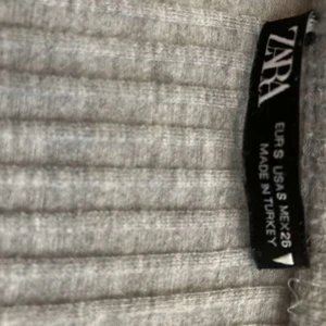 Zara tröja - Jättefin överdel från zara i storlek S. Jag säljer den eftersom att den tyvärr inte kommer till användning. Köpt för 249kr men säljer den för 70kr. Jag har använt den några få gånger💗