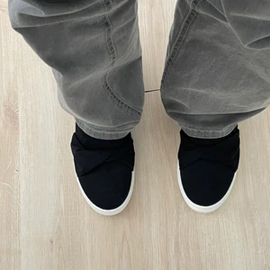 Snygga skor - Snygga skor från Nelly, köptes förra våren men är aldrig använda. Storlek 40 men passar även 39.‼️ Det är spegeln och inte skorna som är smutsiga‼️