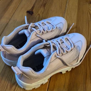 Rosa skoe - Säljer dessa knappt använda rosa skor, storlek 36