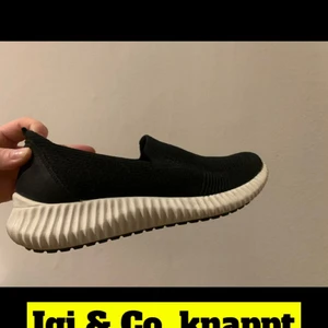 Oanvända skor - Helt oanvända. Endast provade. Supersköna men har redan ett par liknande. Andandes tyg.