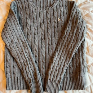 Ralph Lauren tröja  - Kabelstickad tröja från Polo Ralph Lauren. Fint skick stl M. 