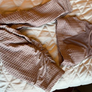 Tränings set  - Helt nytt träningsset beige rosa. Rynkigt över rumpan. Mesh tyg på toppen. 