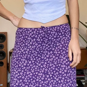 Lågmidjad midiskirt från urban oufitters - Säljer denna gulliga lowwaist midiskirt från UO. Jättesött blommigt mönster och perfekt nu till sommaren! Köpt för 500 och går ej att köpa längre. Inte använd endast testad. Storlek M men sitter som S/M❤️‍🔥❤️‍🔥