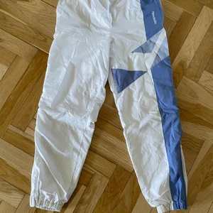 Reebok vintage trackpants - Säljer nu mina vintage trackpants. Fortfarande jättebra skick. Storlek m-Large.