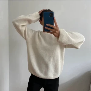 Vit stickad tröja  - ⚠️HÖGSTA BUD ÄR 500kr INTE 300kr SÅ BUDA 500kr ELLER HÖGRE⚠️De två första bilderna är lånade! Säljer mig jättemysiga vita alpacka tröja från & other stories. Den är knappt använd då jag har en annan liknande. Buda från 300kr eller köp direkt för 500kr, skicka pm för bilder när jag har på mig den🥰