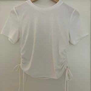 Zara topp - Jätteskön t-shirt med ”resor” på sidorna. Perfekt till linnebyxor i sommar! Den är väldigt liten i storleken skulle snarare säga att det är en S. Skriv för fler bilder eller vid frågor💕 frakten går att lösa billigare