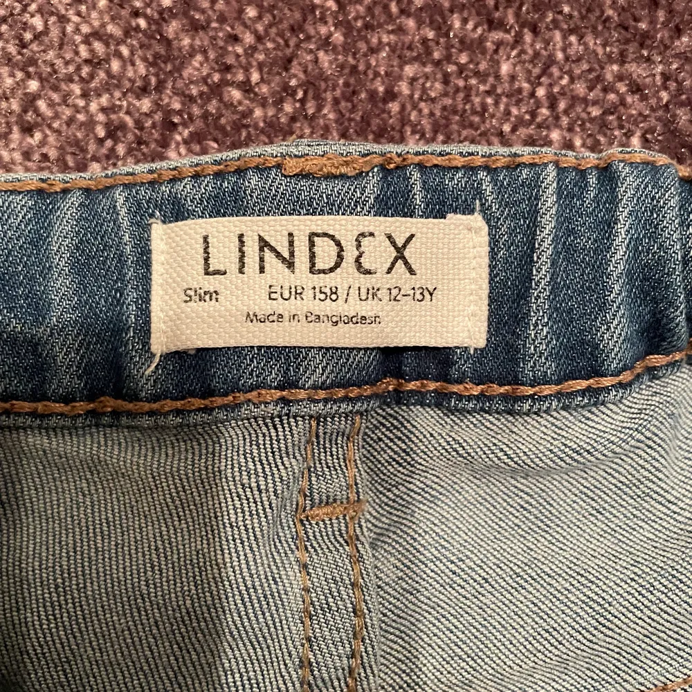  Ett par jätte snygga jeans från Lindex. Har använt ett antal gånger men de är i bra skick. Jag har sprätt upp kanterna nere på jeansen för att de ska bli längre. Säljer för att de inte riktigt passar mig. Skriv privat för mer information! Jag är 167 och är lite korta. Jeans & Byxor.