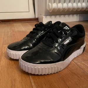 Sneakers Puma  - 🖤Sneakers från Puma i storlek 34. De är knappt använda men har lite smutsiga undersulor. Skorna är svarta och utsidan är i något vinyl/fake skinn material. Superfina men används tyvärr inte! Köparen står för frakt!🖤