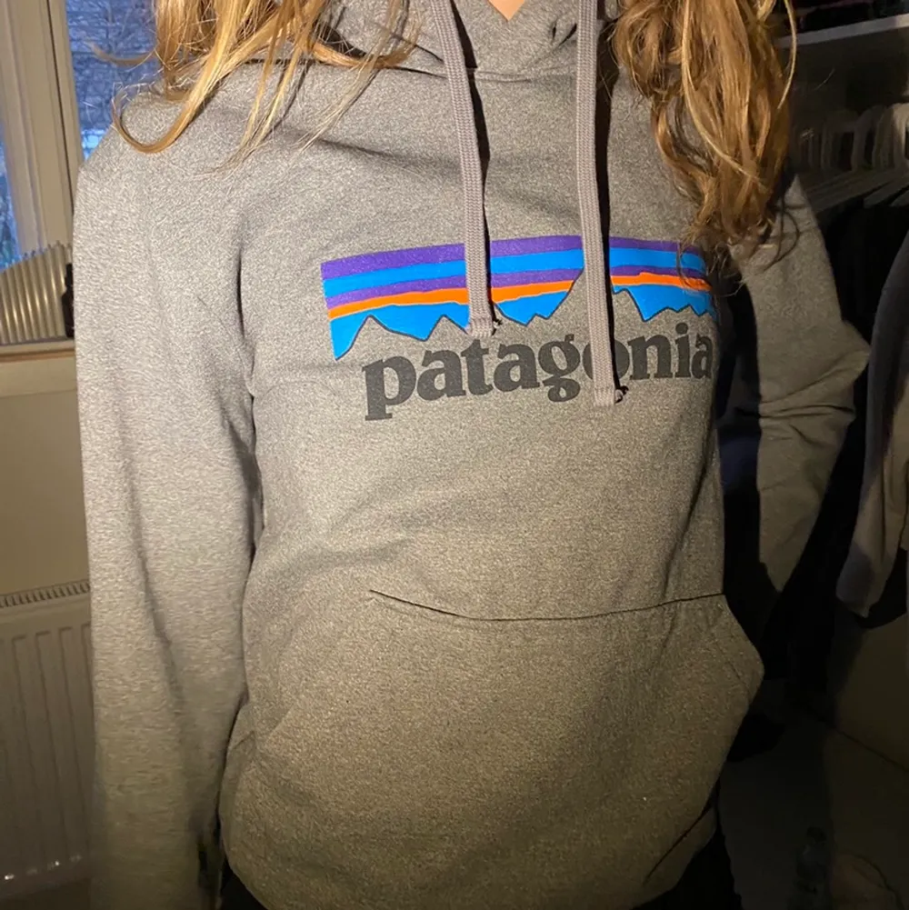 Säljer denna patagonia hoodie än då den är för liten (det är min kompis på bilden). Den är i nyskick!. Hoodies.