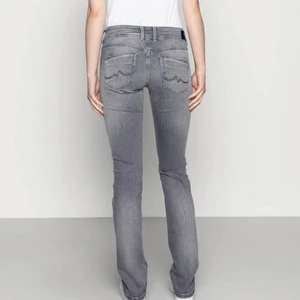 Pepe jeans - Super snygga slutsålda populära jeans från Pepe jeans! Verkligen super snygga och knappt använda,  kommer tyvärr inte till användning då jag har så många jeans som liknar dessa💕💕 storlek 26x34 sitter bra i längden på mig som är ca 173+ kom privat för fler bilder och funderingar❤️ ( säljer även dessa jeans i samma modell som ser precis likadana ut fast i svart gå in i min profil så hittar ni dom! )
