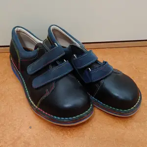 Svarta skor med regnbågsfärgade detaljer och kardborreband. Passar 37🌱