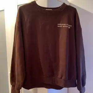 Supercool sweatshirt från pull and bear🤎 köparen står för frakten