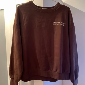 Sweatshirt  - Supercool sweatshirt från pull and bear🤎 köparen står för frakten