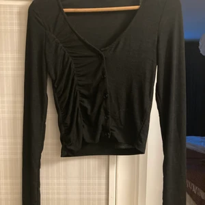 Tröja - Fina svart tröja. Helt ny och aldrig använd. Köpt på Plick helt oanvänd. Superbra skick. Från NAKD frön början . Lapparna sitter kvar. Jag säljer den pågrund av att den inte satt som jag ville. Du betalar priset plus frakten.