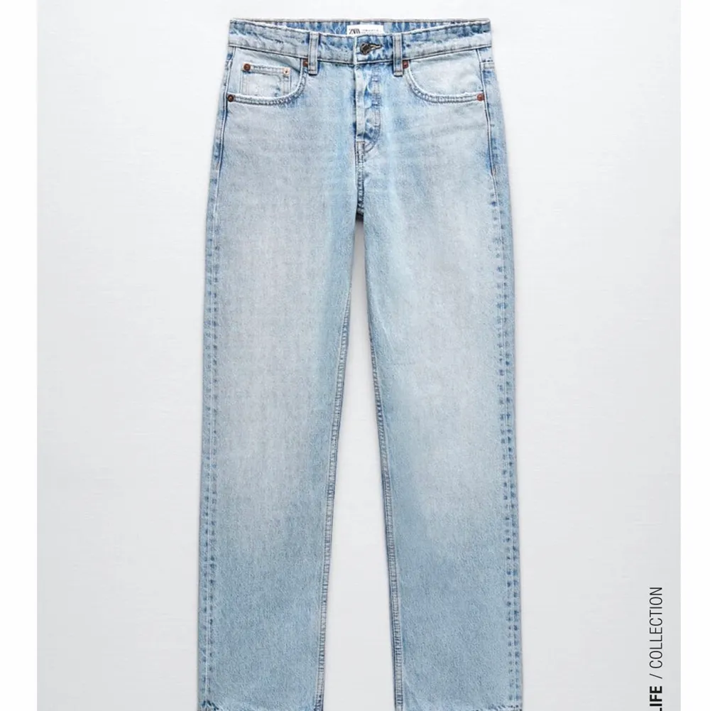 Säljer dessa mid rise straghit leg zara jeans i storlek 34, säljer då det är för små för mig! Dem är i bra skick då de är knappt använda! Andra bilden är ett par likadana jeans fast i storlek 38 på mig. Jeans & Byxor.