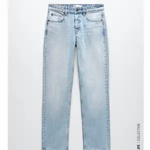 Säljer dessa mid rise straghit leg zara jeans i storlek 34, säljer då det är för små för mig! Dem är i bra skick då de är knappt använda! Andra bilden är ett par likadana jeans fast i storlek 38 på mig