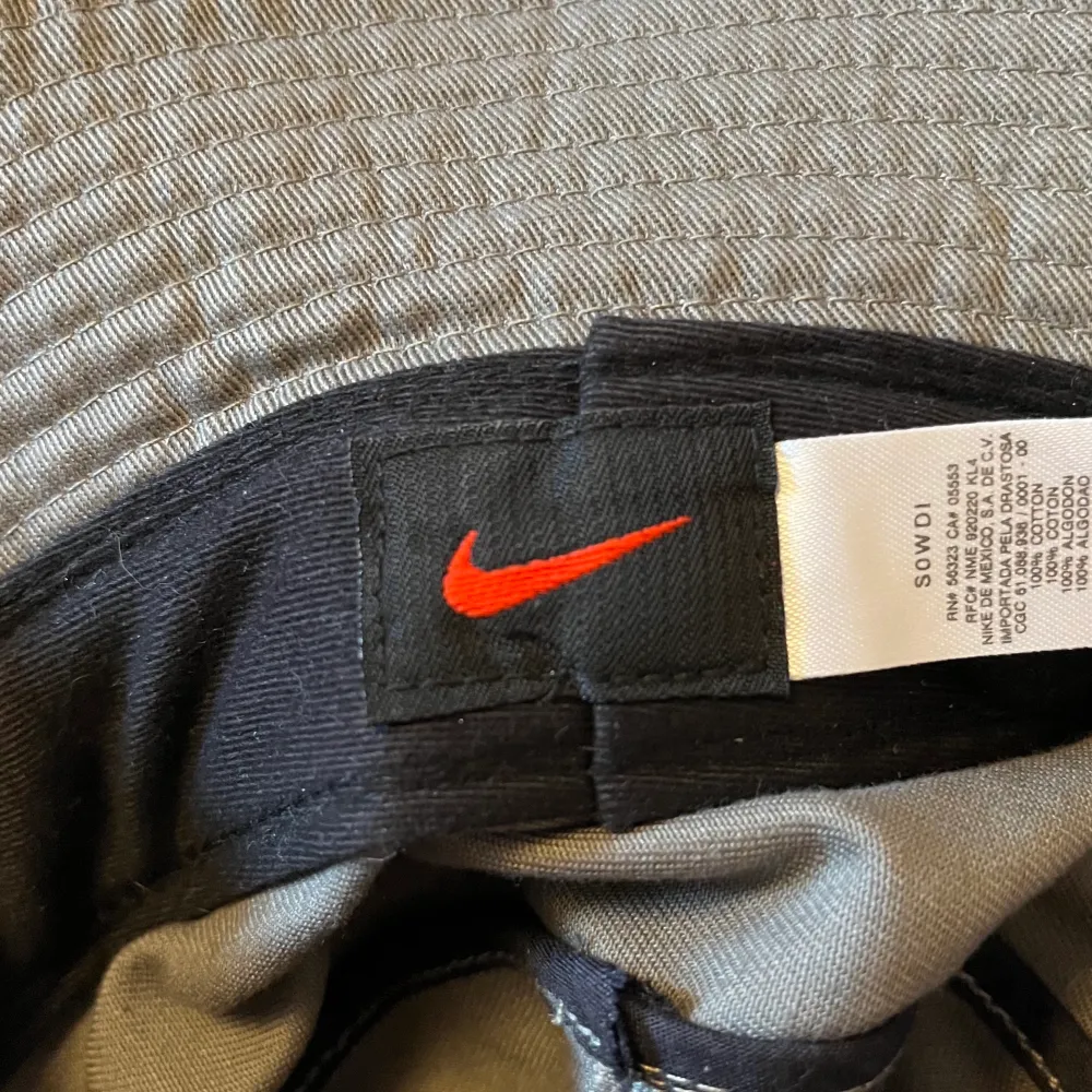 Ska sälja min Nike bucket hat för den tyvärr inte kommer till användning. Den är ganska liten, men passar bra på mig, kan skicka mått vi intresse. Den är i en jättefin mörkgrön färg som kommer passa bra till sommaren🌞 Trendig och fin!💐 Pris kan diskuteras💖. Övrigt.