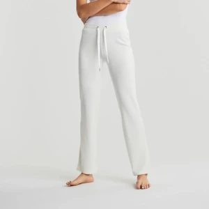 Gina vita mjukis - Säljer ett par jätte fina vita mjukis i storlek S. Använts fåtal gånger och är därför i bra skick! Dem är slutsålda. Org priset var 249kr säljer för 150kr med frakt 66kr 💗 skriv om du söker fler bilder 