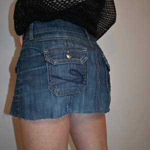 En rånajs minikjol i jeans, fickor fram och bak ❤️‍🔥 modellen är 164 cm! Skriv för fler bilder💋