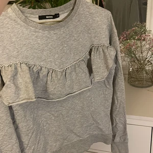 Tröja - Tröja med volang från bikbok i storlek xs, 50kr + frakten man själv får stå för💓