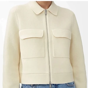 Arket jacka - Säljer min super fina jacka från Arket! Den köptes i maj förra året och är väldigt sparsamt använd! Nypris: 1350kr