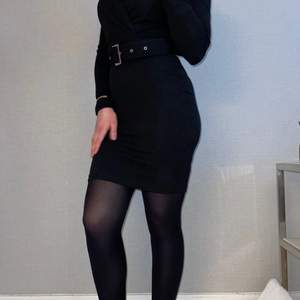 En svart stollig klänning i storlek 36, endast testad 