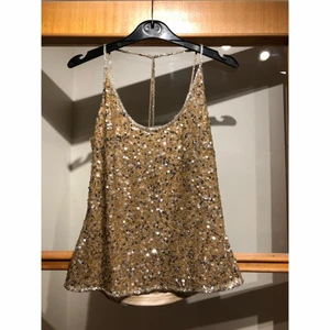 Paljettlinne - Paljettlinne i guld från Raga (köpt på ASOS för ca 700 kr). Använt en gång. Storlek XS. 