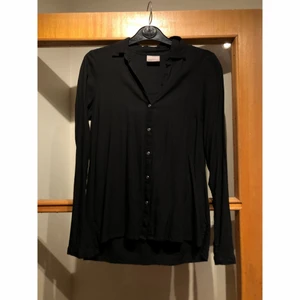 Svart skjorta - Svart skjorta från Veromoda, storlek XS.