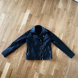 Skinnjacka från New Look - Säljer en jacka i skinnimitation från New Look, storlek 34. Perfekt att använda nu till våren! Använd en sommar och är i fint skick, inga skador eller missfärgningar! Skriv till mig för fler bilder eller om ni har några frågor 🥰
