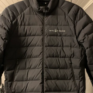 Sail racing spray down jacket  - Säljer min gammla sail racing jacka då den är förliten. Perfekt nu inför våren. Den är storlek s och är i fint skick. För mer info kom pm. Nypris 2500kr