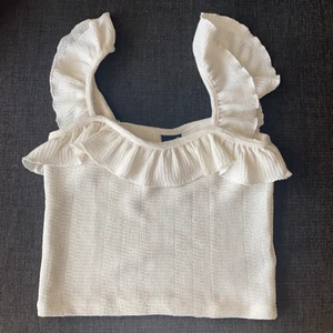 Vit, stickad sommar topp - En jätte fin vit stickad topp från Gina tricot perfekt till sommaren. Den är i jätte bra skick då den nästan är oanvänd!