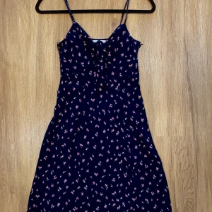 & Other Stories klänning - Supersöt klänning från & Other Stories med knytning framtill. Sitter så fint på kroppen! Endast använd ett fåtal gången men är tyvärr för liten för mig nu, i nyskick.  Sista bilden visar färgen bäst. 