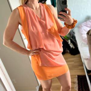 Laxrosa/orange klänning från Acne. Stlk 38.  Hämtas i Guldheden, eller kan möta upp i Gbg. Skriv om ni undrar något🧡 billigare vid snabb affär!