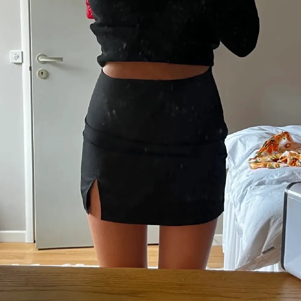 Jättefin svart kjol med liten slits från Gina!! Typ aldrig använd så den är som ny!🤗😍 Köparen står för frakten!. Hameet.