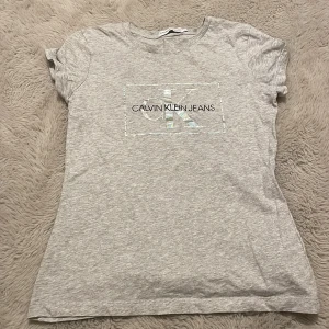 Calvin Klein  - En t-shört från Calvin Klein⚡️lite kort i armarna. Annars bra skick