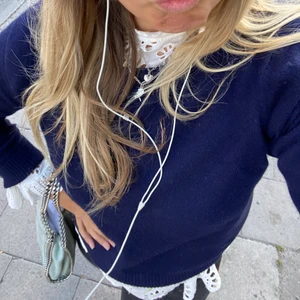 Kashmir tröja  - Säljer denna blåa tröja i bland annat Kashmir, den är så mysig och skön men har en likadan svart därav säljer ja denna ❤️💕💕