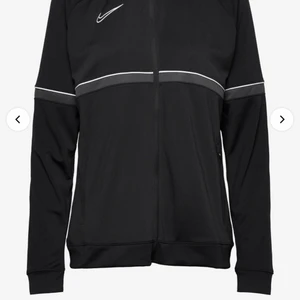 Nike jacka - Helt ny Nike jacka. Äkta, skriv för fler frågor 