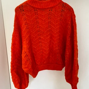 Stickad orange tröja från SLY - Stickad orange tröja från SLY (ett japanskt märke). Så mysig och inte alls stickig. Lite puffig i ärmarna vilket är så fint! Passar perfekt nu till höst! (Går även att få fraktad).