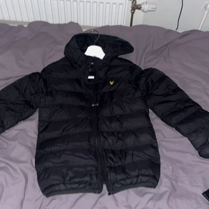 Lyle och scott  - Använd 1 vinter köpes för 749kr på kids brandstore sparsamt använt väldigt bra skick 😻 säljer pgr av använder inte ) står ej för postens slarv❤️ passé till typ allt 