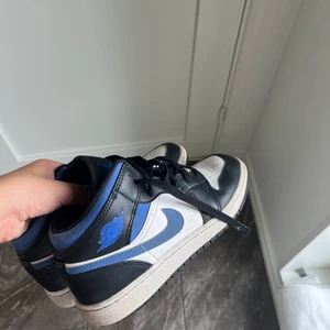 Jordans  - Säljer mina Jordans, då de inte kommer till användning. Skicket är i väl form och använda max 10 gånger. Dem är i storlek 36,5 vilket också passar 37. Kom med bud💕