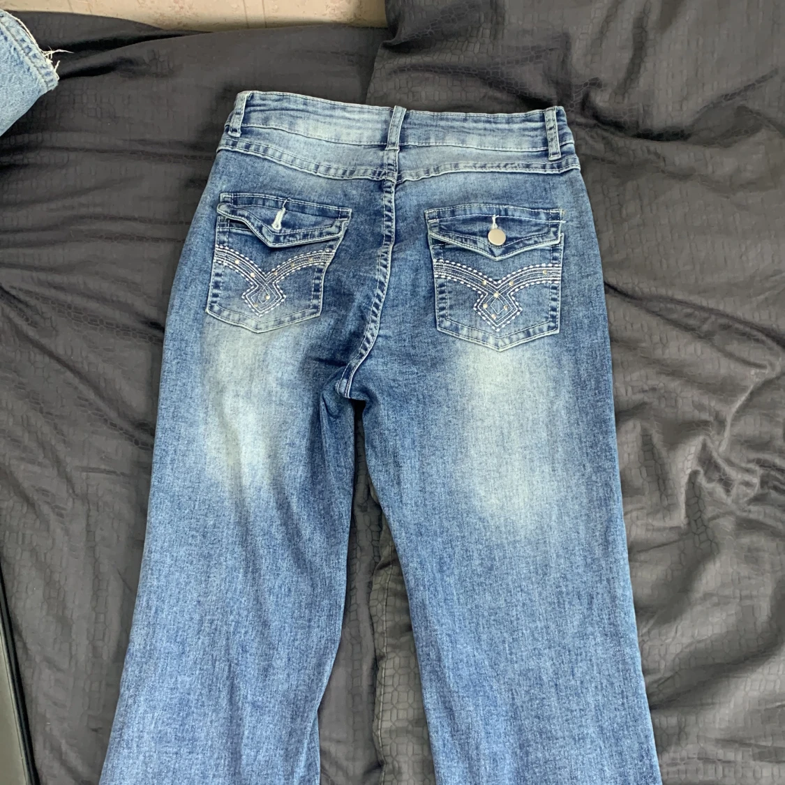 Blåa jeans med snygga bakfickor - 90