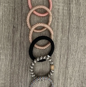 Kknekie liknande hårband - Kknekie liknande hårband/armband. 15kr styck eller 3 för 40kr ❤️ Frakten är 20 som köparen står för❤️ Tryck inte på köp nu❤️