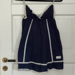 Odd Molly klänning  - Odd Molly klänning i storlek 1. Marinblå med vit spets. Jättefint skick! 