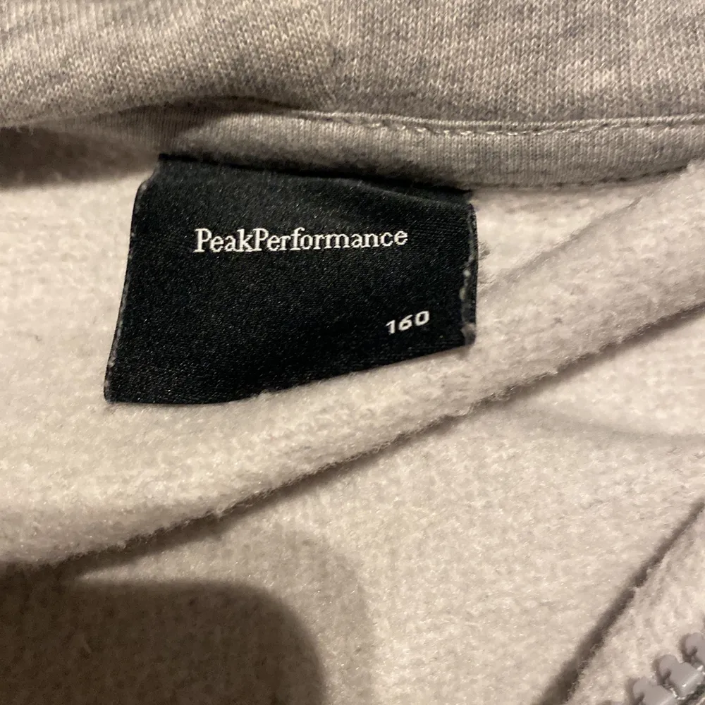 En grå peak performance zip hoodie helt oanvänd som jag lägger upp r att den är för liten OBS TRYCK INTE PÅ KÖP DIREKT!!!!!!. Hoodies.