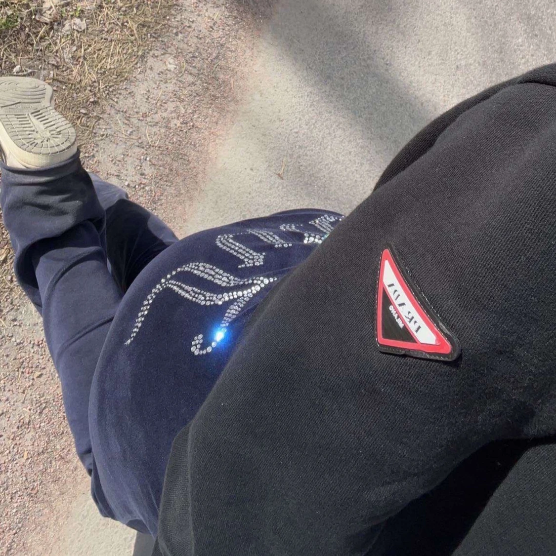 Säljer mörk blåa Juciy med text, använt några gånger