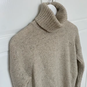 Stickad polotröja från Ralph Lauren - Superfin beige stickad polotröja från Ralp Lauren. 